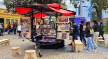 Personas en biblioteca al aire libre
