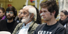 personas en charla