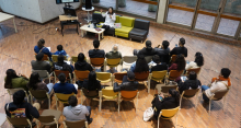 personas en charla