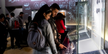 personas en museo