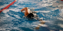 Persona nadando en la piscina del centro felicidad chapinero