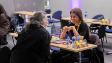 personas conversando en taller